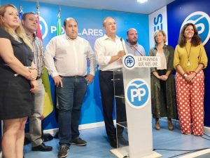 5, septiembre, 2018.- El presidente del Partido Popular de Extremadura, José Antonio Monago, ha defendido esta mañana la instalación del proyecto del matadero de ibérico en el sur de la provincia de Badajoz, reprochando a la Junta de Extremadura la poca iniciativa mostrada para que esta industria, que tanto beneficiaría al sector del porcino ibérico regional, se quede en la región y no se marche a provincias andaluzas. Durante una comparecencia de prensa celebrada hoy en Badajoz, ha anunciado que el PP presentará en los ayuntamientos del sur de la provincia pacense una moción instando a la Junta a considerar como prioritaria la inversión de este gran matadero del Grupo CIBEX, acometiendo las acciones necesarias para sea una realidad, así como buscando el apoyo de los Grupos Parlamentarios de la Asamblea de Extremadura para que el proyecto se quede en la región, dada la incidencia que este proyecto industrial tendría para la creación de empleo y riqueza. Monago, quien ha estado acompañado por los alcaldes y portavoces del PP en las localidades de Jerez de los Caballeros, Burguillos, Fregenal, Llerena, Zahínos y Valencia de Mombuey, ha indicado que si él fuera socialista apoyaría esta iniciativa, pues la creación de empleo en una región que sigue siendo la que más parados tiene, debe ser prioritaria. El presidente del PP ha reprochado la actitud del PSOE y del Ejecutivo regional de Fernández Vara, ya que desde julio, mes en el que el PP comenzó a denunciar las trabas que se estaban poniendo a la ubicación definitiva del gran matadero en un municipio de la provincia de Badajoz, todavía no hay ninguna noticia y “ya estamos en septiembre y aún no sabemos qué esta pasando con este proyecto que no podemos permitir que se vaya a otras provincias” “Se le puso la alfombra roja a los proyectos que venían de fuera, como los casinos para los que se elaboró una ley en tiempo récord, a los extranjeros le facilitamos todo y a los de aquí les ponemos pegas”, algo que Monago asevera “que no se entiende y no se arregla con tuits como pretende Vara”. DEFENSA PROYECTOS EXTREMEÑOS José Antonio Monago ha asegurado que “no” se va a cansar de defender estos proyectos vitales para el desarrollo de Extremadura, aunque sea el “único que vaya con megáfono” y que no va a haber nada que le impida seguir alzando la voz para defender proyectos como la azucarera de Mérida de la que no se sabe nada tampoco, cuando se trata de una gran inversión”. Monago ha recordado que Vara no quiere debatir con él sobre estos temas en la Asamblea de Extremadura y que ha dado la callada por respuesta cuando ha pedido un pleno monográfico para debatir sobre el grado de cumplimiento de su programa ante notario con la sociedad extremeña. Para José Antonio Monago “ya no hay rumbo” en el actual Ejecutivo del PSOE en Extremadura, porque “estamos en periodo de descuento y están muy despistados y Vara no está cumpliendo lo que prometió al pueblo extremeño aunque diga que sí. Prueba de ello es que no estabiliza las cuentas, ha descabalgado el déficit, hay 1.528 parados más y los proyectos de inversión se han paralizado prácticamente todos con inversión cero en obra pública, pero de todo esto el presidente de la Junta no quiere hablar en el Parlamento regional”. VÍCTIMAS DE ETA Finalmente, y a preguntas de los medios de comunicación, Monago se ha referido al acto programado para mañana por la Junta de Extremadura en recuerdo de las víctimas extremeñas de la banda terrorista ETA, recordando que el PP propuso un gran acto para reconocer su entrega y valor, pues era “asignatura pendiente”. Ahora se propone un acto que no se ha consensuado en la Asamblea, pues lo organiza el gobierno regional y se obvia a una parte de las víctimas y con un discurso de Vara como declaración institucional que no se ha consensuado, por lo que el PP no va a acudir a ese acto porque se ha convertido en un “acto partidista para Vara y no para que el pueblo extremeño reconozca a sus víctimas”.